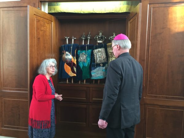 Video: Bisschop Gerard de Korte bezoekt synagoge Tilburg